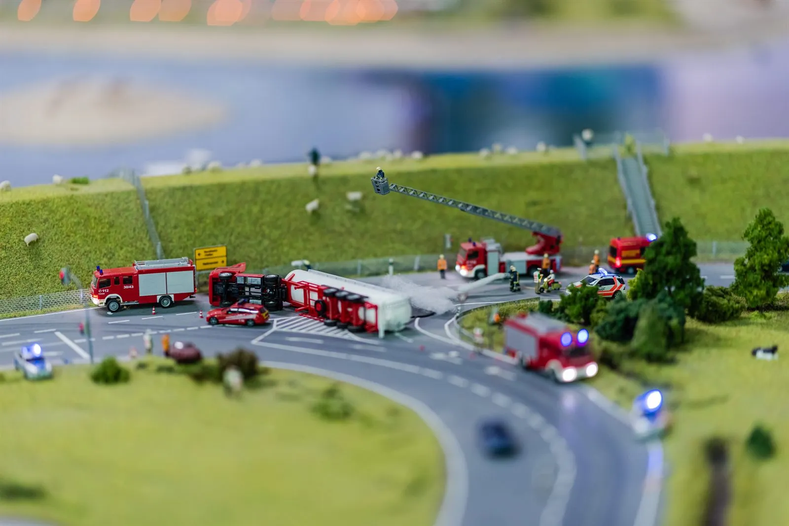 Feuerwehreinsatz an einer Landstraße am Deich