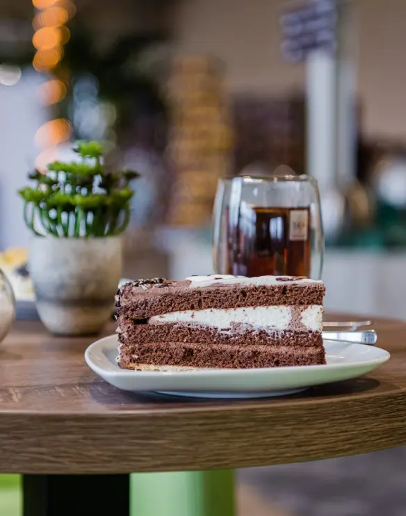 Ein Stück Torte auf einem Tisch im Café
