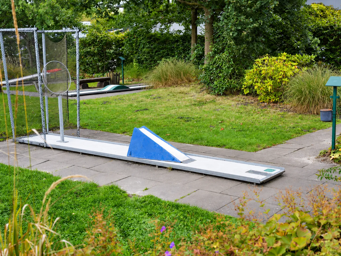 Minigolfbahn mit blauem Hindernis