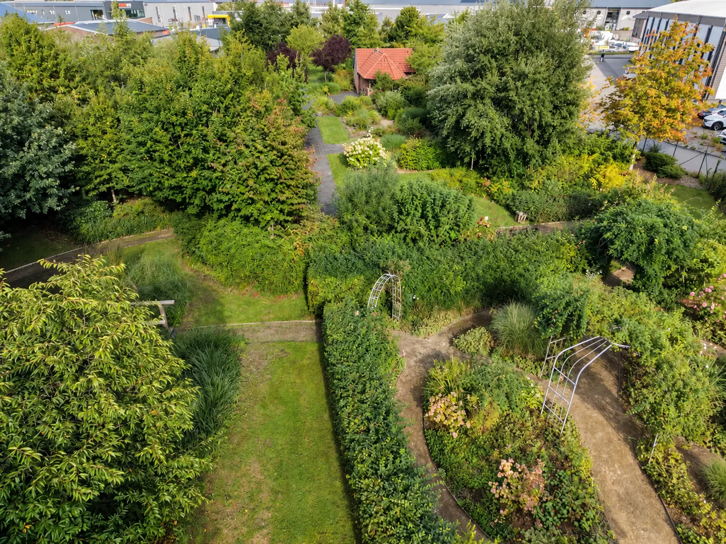Wege und Grünflächen der Parkanlage